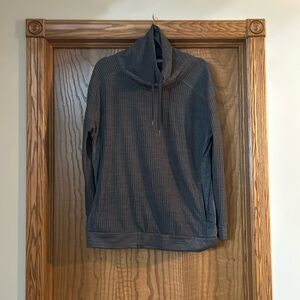 A great pullover for those Fall days. Columbia xl grey pullover